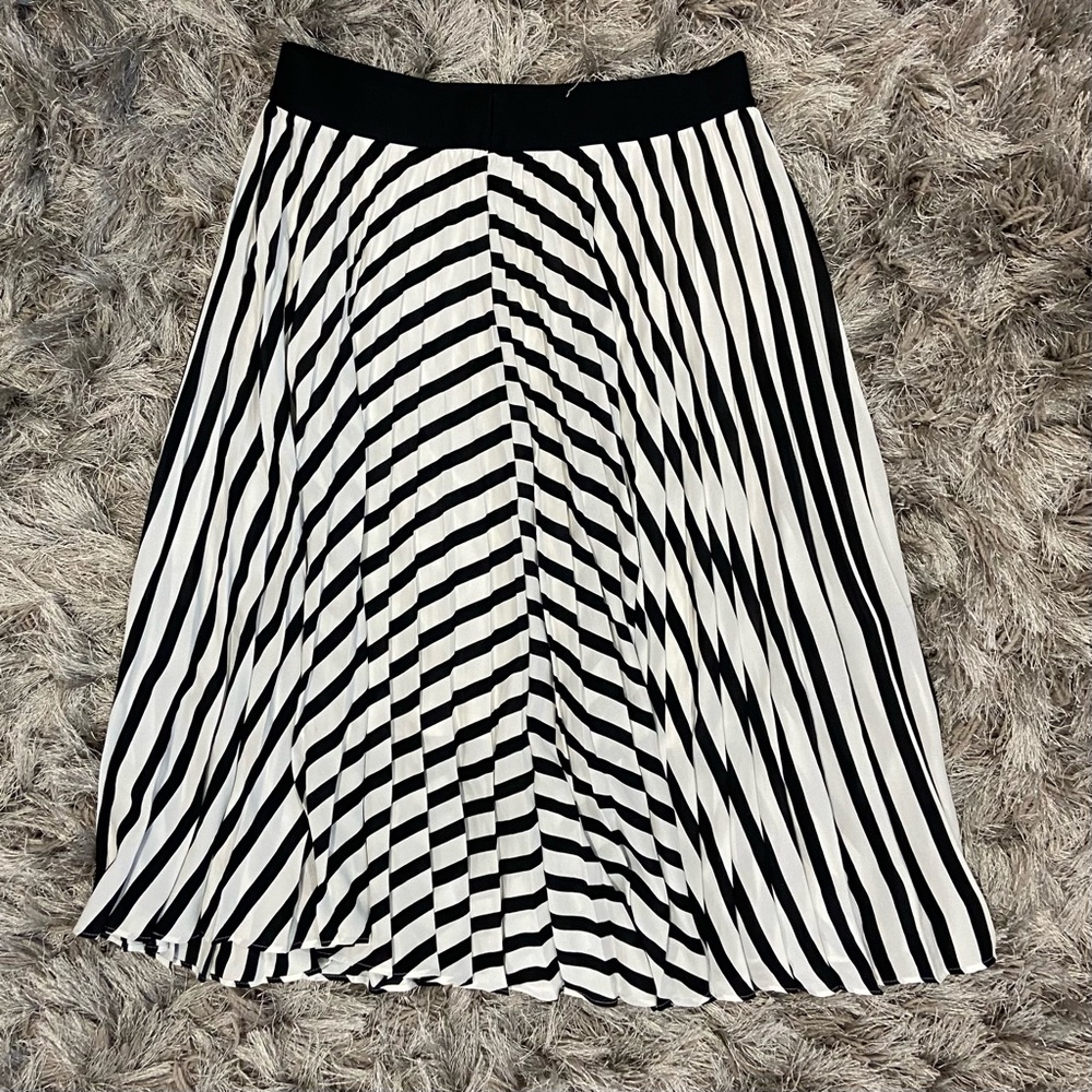 Express women black and white stripes women elastic waist skirt. Size S. NWT.